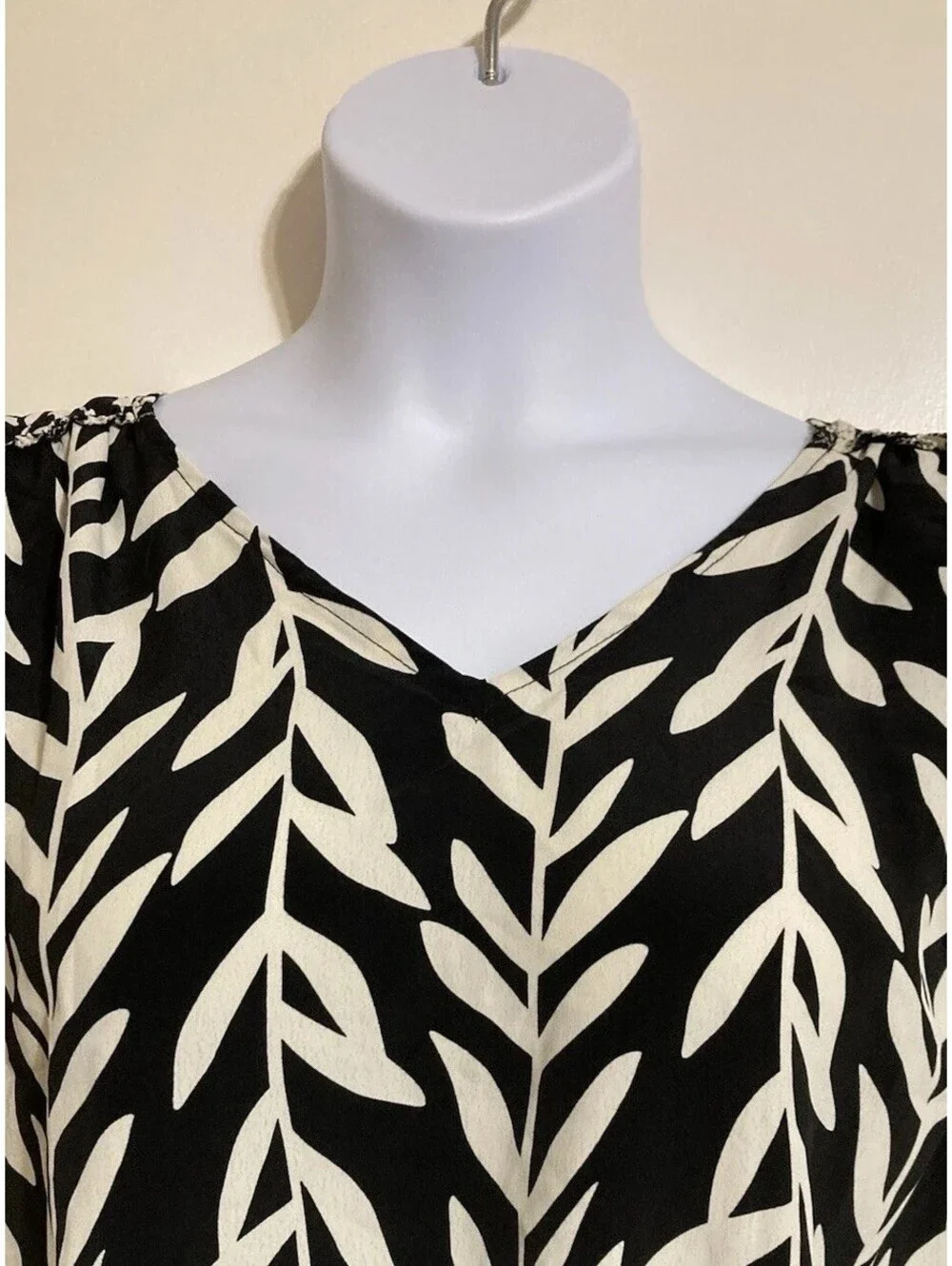 Women Skies are Blue Black Floral Design Sleeveless Pullover Polyester Blouse 3X